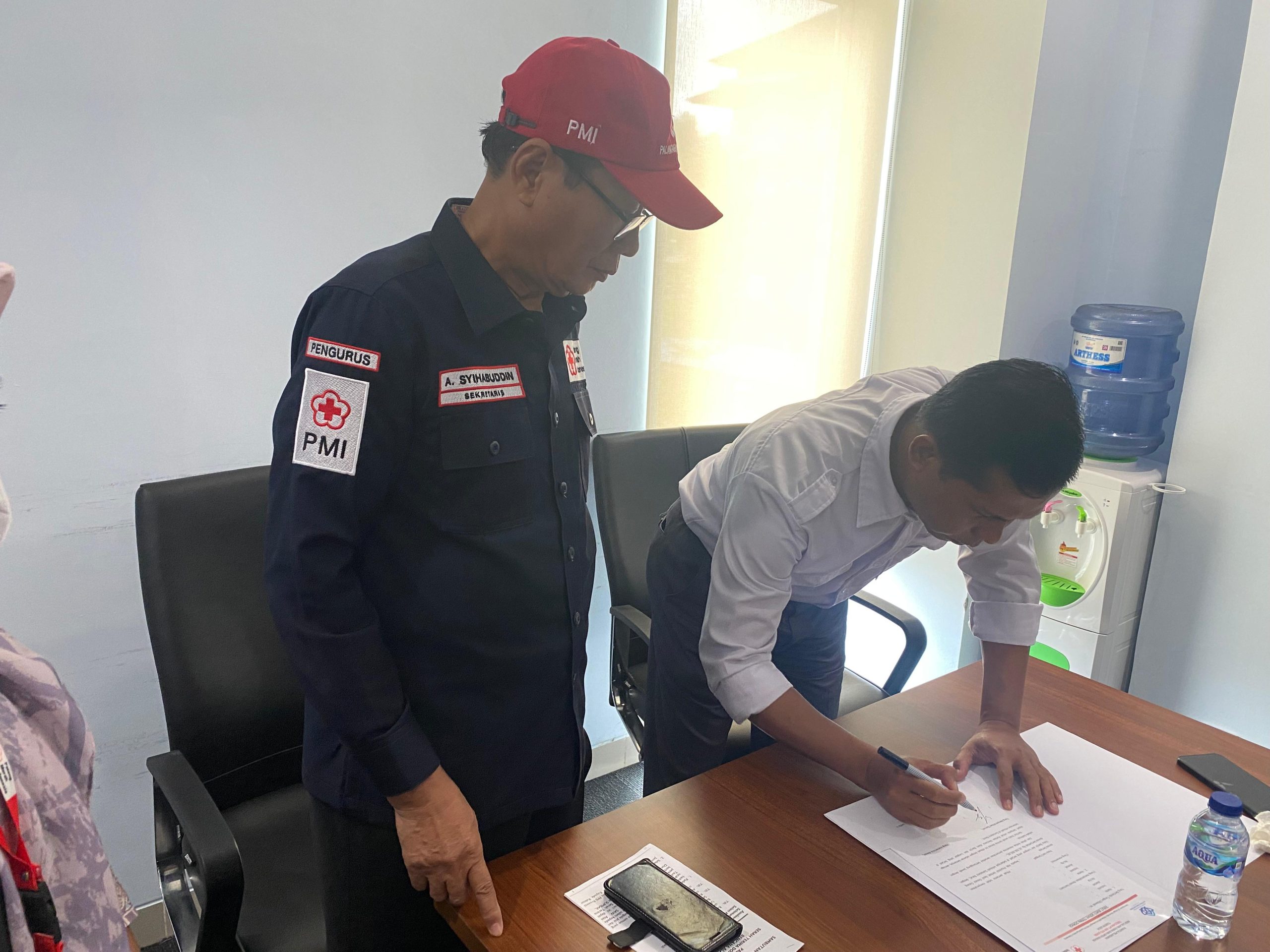Penyerahan Hasil Penggalangan Dana UIN STS Jambi Untuk Bencana di Sumatera Barat