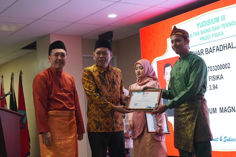 Yudisium III Fakultas Sains dan Teknologi UIN STS Jambi: Penuh Warna dan Meriah