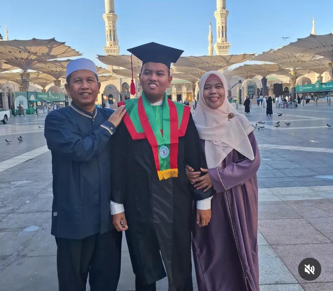 Mahasiswa Terbaik FST UIN STS Jambi Rayakan Wisuda di Madinah