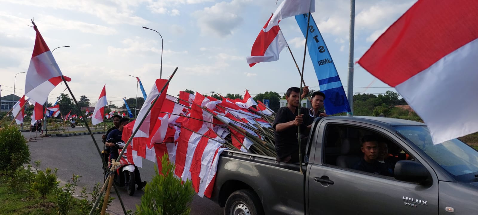 Meriahkan Dirgahayu RI ke-79, UIN STS Jambi Pasang 1000 Bendera