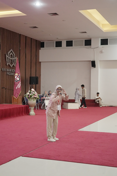 Zuhrotul Latifah Bawa Keceriaan dengan Stand up Comedy