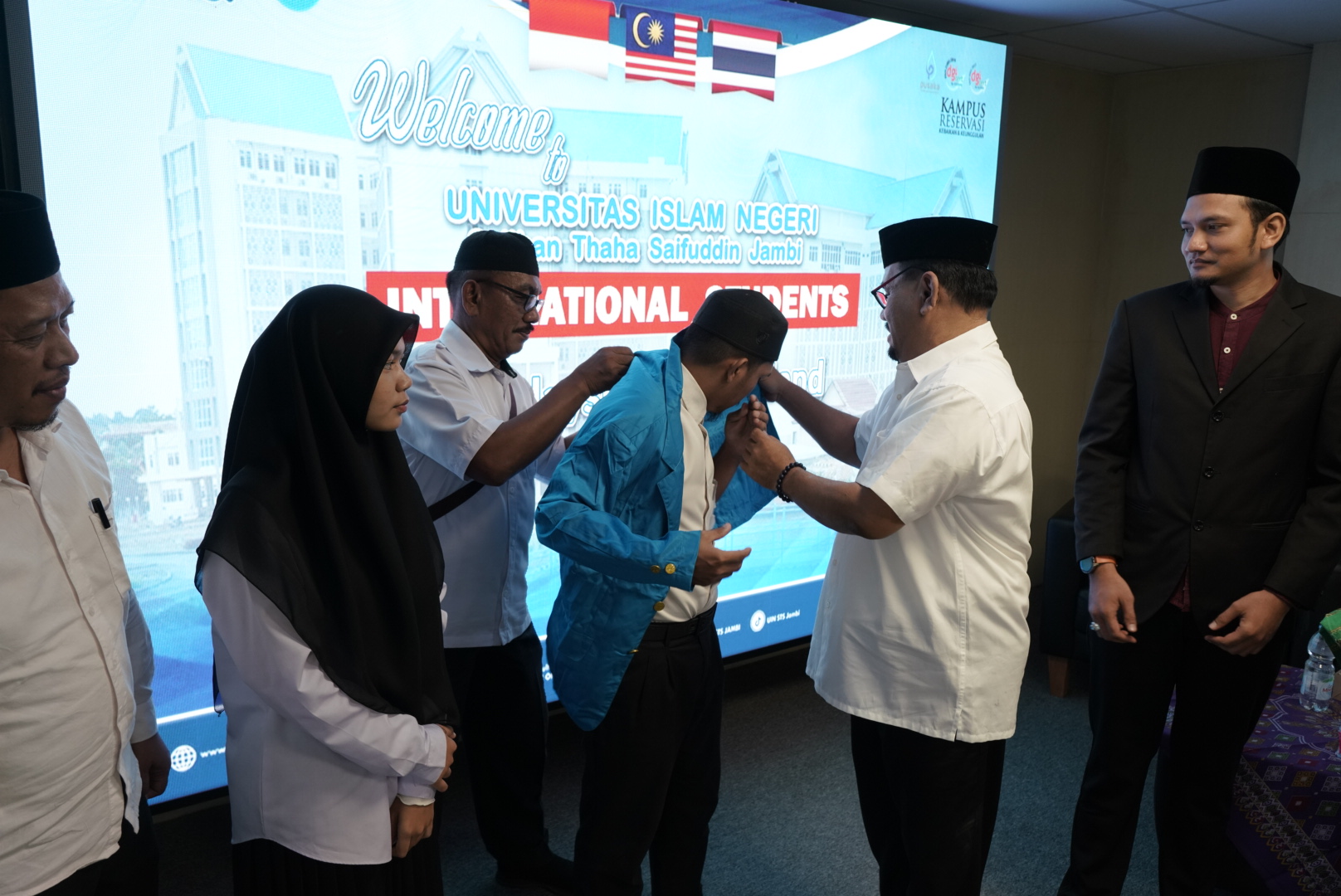 Rektor dan Civitas Akademika UIN STS Jambi Sambut 38 Mahasiswa Baru Internasional dari Malaysia dan Thailand