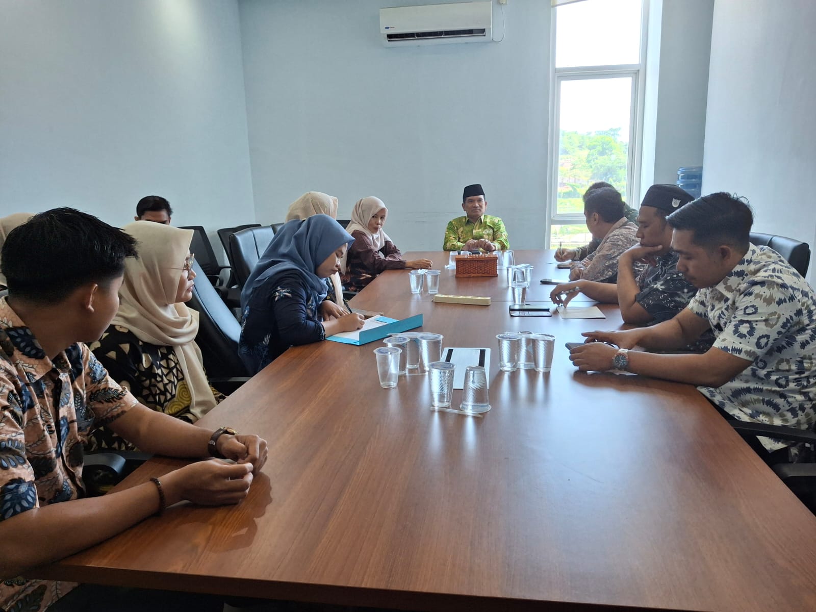 Kepala Biro AAKK Pimpin Rapat Evaluasi, Tekankan Pentingnya Profesionalitas dan Semangat Kerja