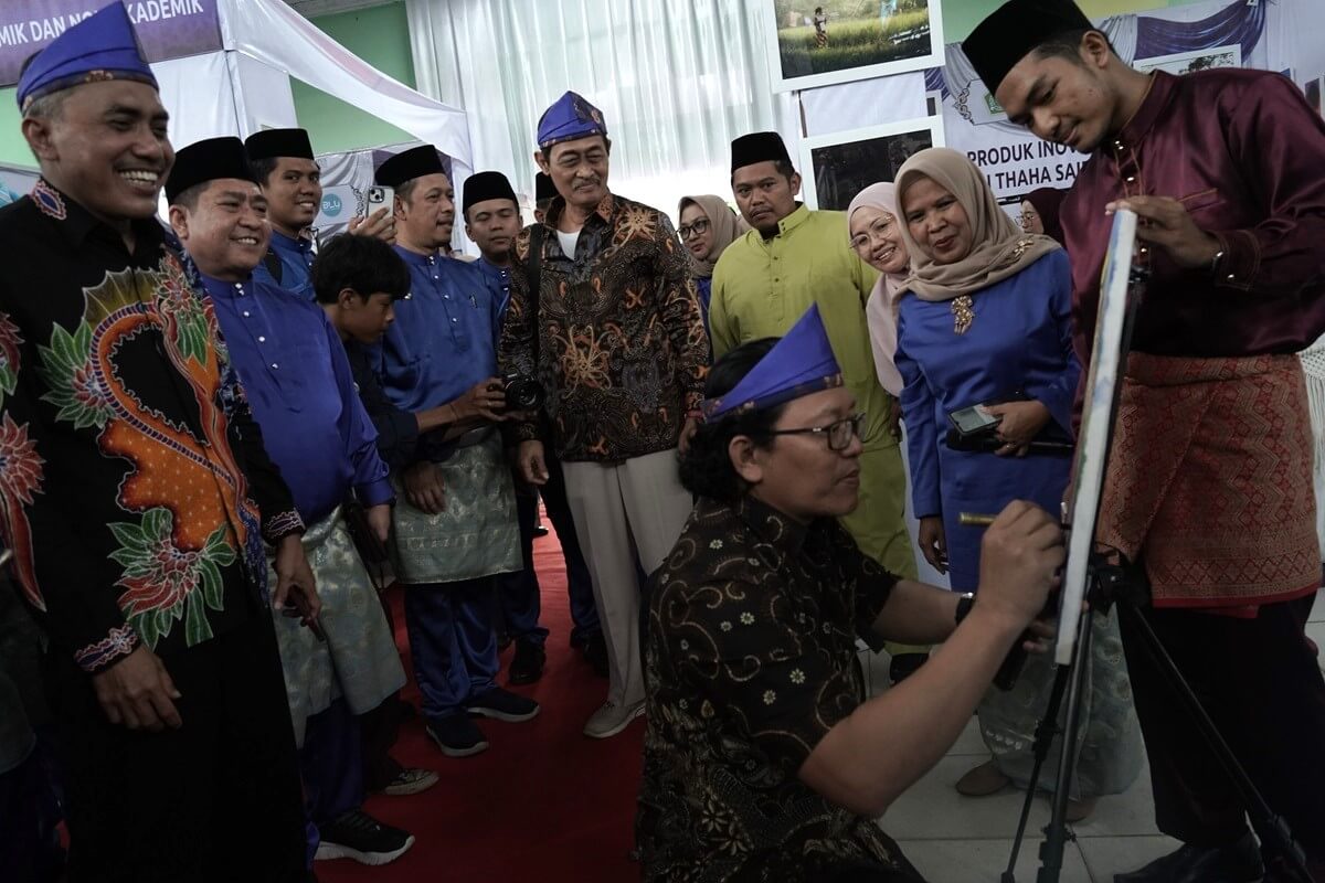 Mahasiswa UIN STS Jambi Persembahkan Lukisan untuk Asesor BAN PT