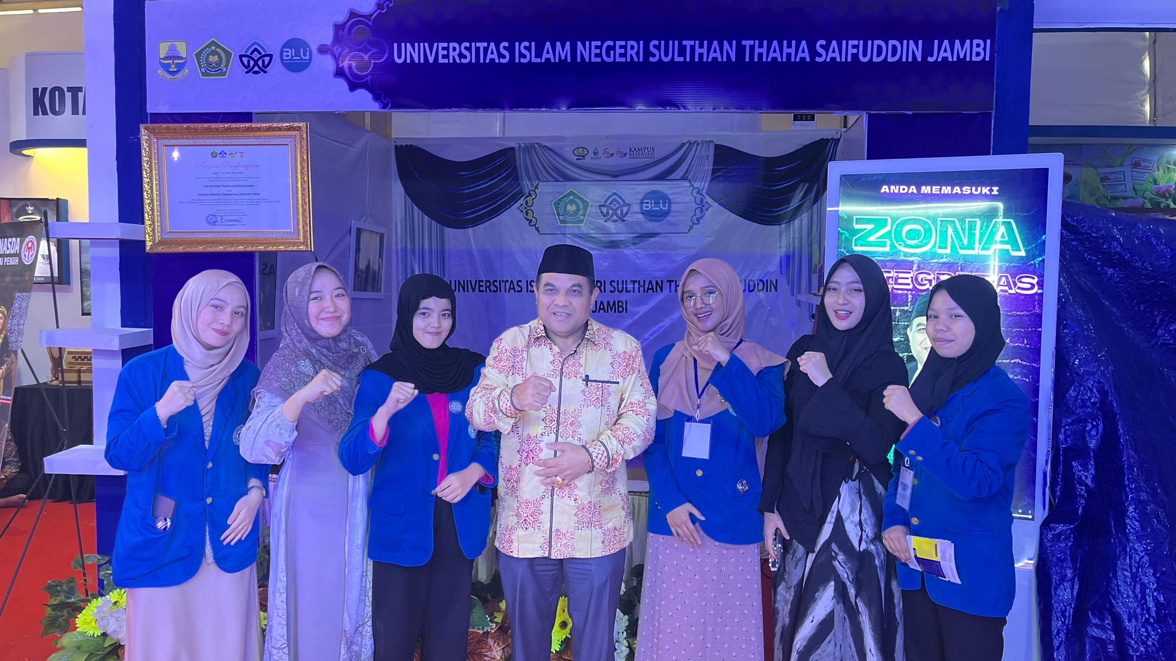 Rektor Kunjungi Stand Pameran UIN STS Jambi pada HUT Provinsi Jambi ke-68