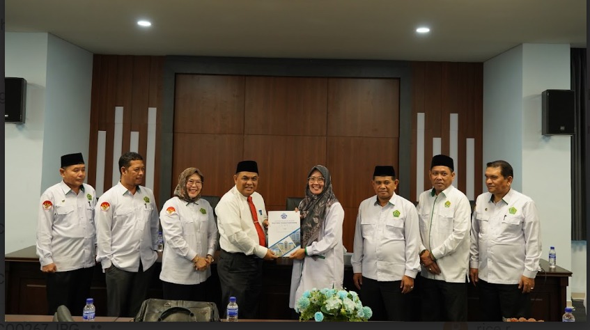 Rektor UIN STS Jambi Serahkan Voucher RKAKL 2025
