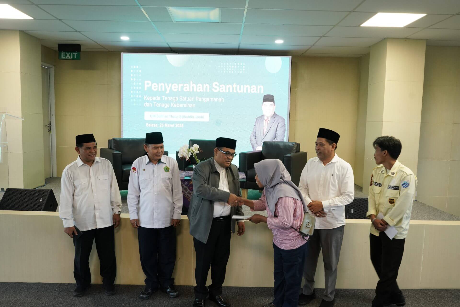 UIN STS Jambi Berikan Santunan untuk Tenaga Kebersihan dan Keamanan, Bentuk Apresiasi dan Kepedulian