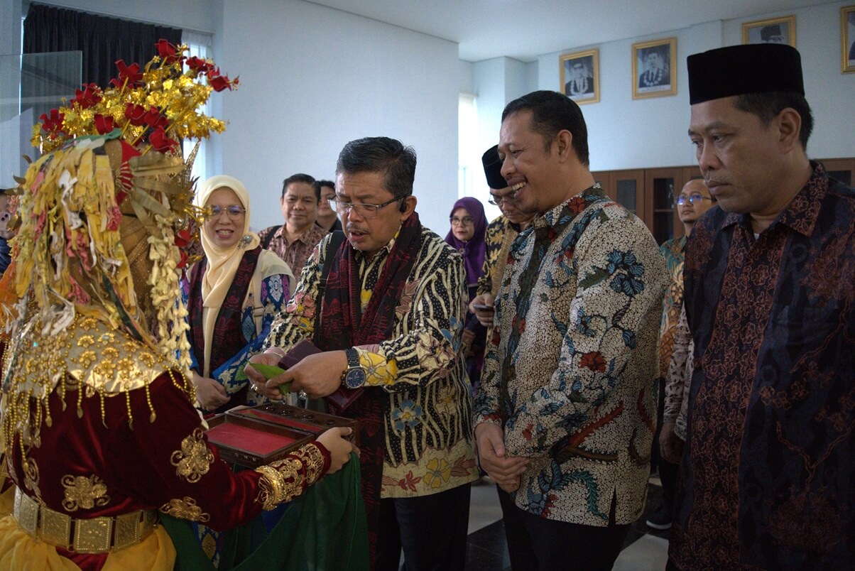 Asesor BAN-PT Disambut Meriah dengan Tarian Sekapur Sirih