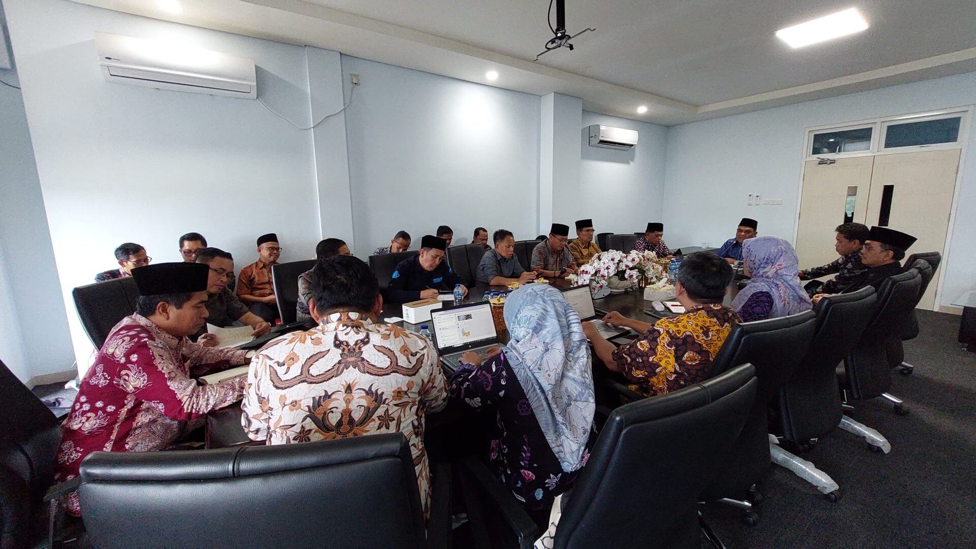 Pimpin Rapat Evaluasi, Rektor Tekankan Kualitas Sarana Prasarana dan Persiapan Wisuda