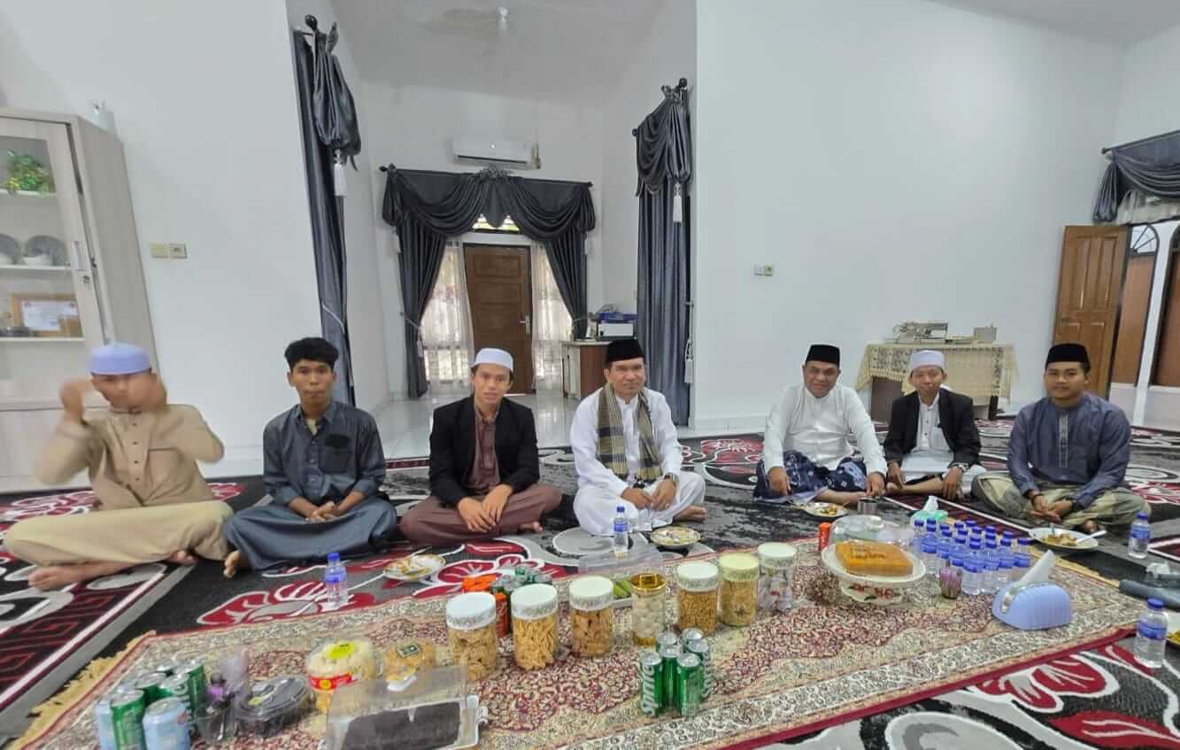 Kepala Biro AAKK UIN STS Jambi Kunjungi Rumah Dinas Rektor Usai Shalat Idul Adha 1446 H