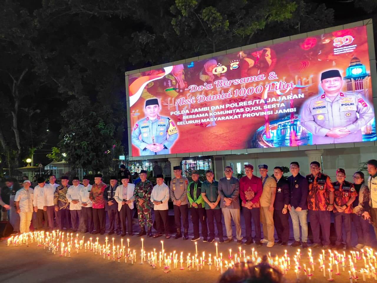 Ribuan Lilin Menyala di Mapolda Jambi, Masyarakat Doakan Kedamaian Bersama