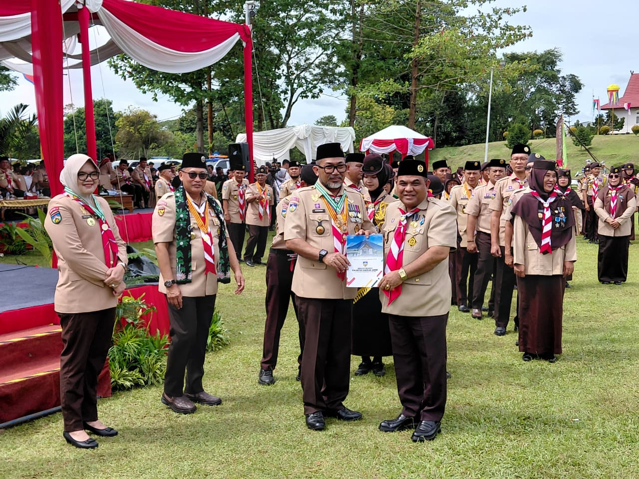 Apel Besar Hari Pramuka ke-64, Rektor UIN STS Jambi Menerima Lencana Pancawarsa III