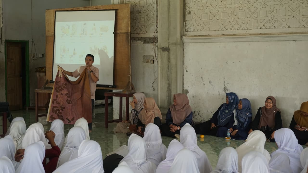 Melalui PKM, UIN STS Jambi Bekali Santri An-Nur Tangkit Keterampilan Ecoprint