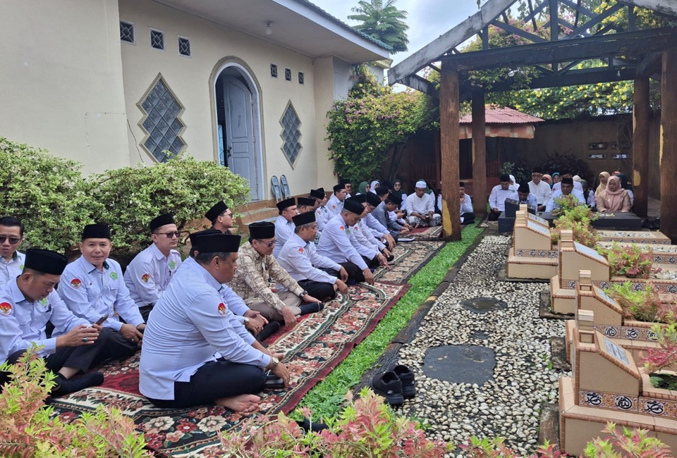 Peringati HAB Kemenag ke-80, UIN STS Jambi Ziarah dan Silaturahmi Mantan Rektor