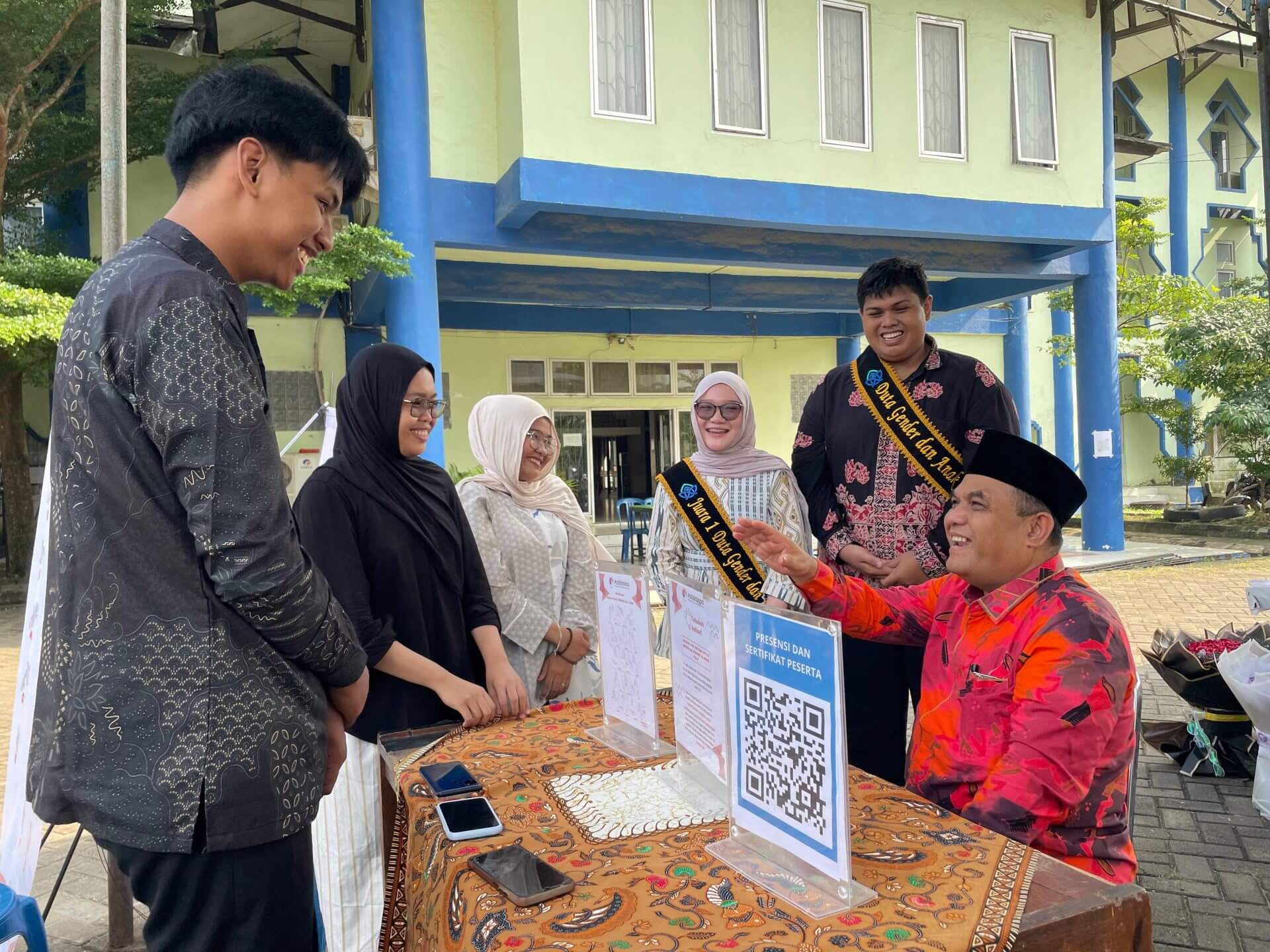 Momen Hangat Rektor UIN STS Jambi dan Mahasiswa Disabilitas, Belajar Bahasa Isyarat Bersama