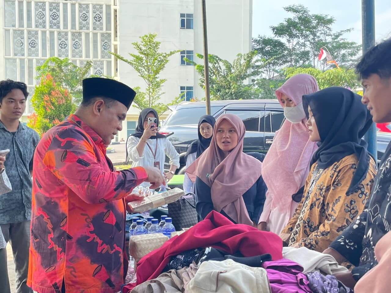 Rektor UIN STS Jambi Tinjau Bazar Pekan Lingkungan 2026