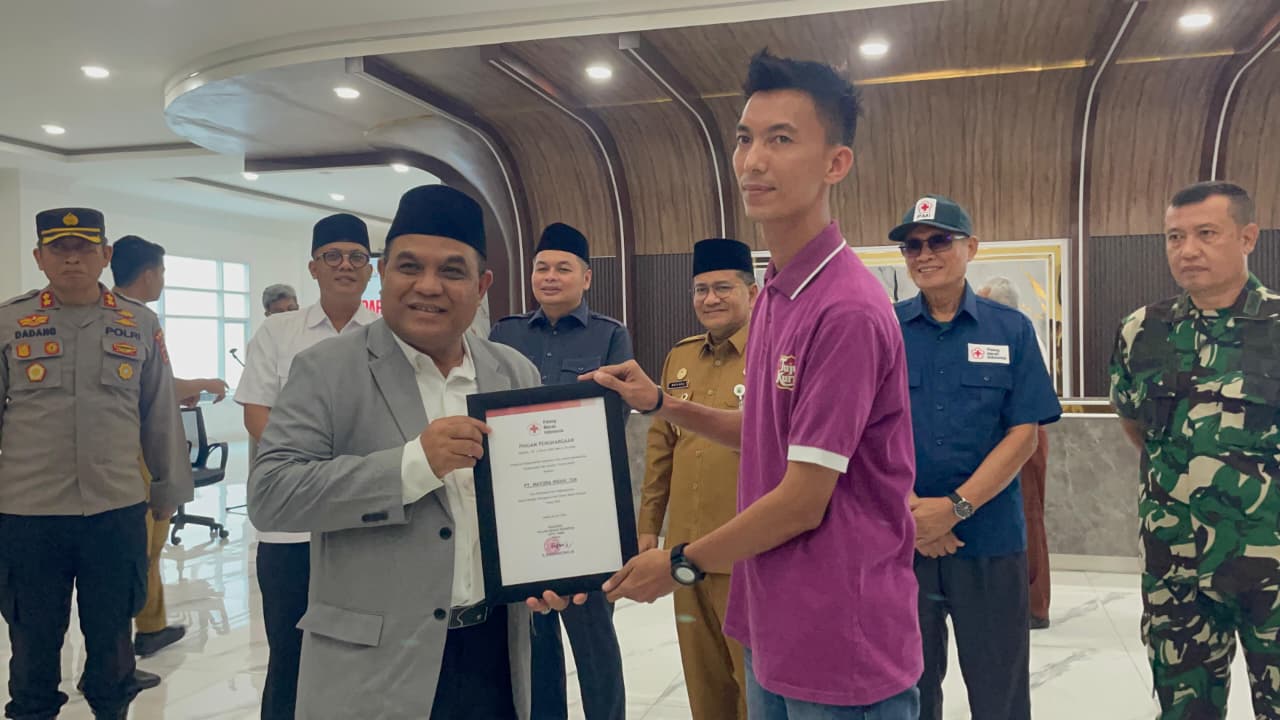 Rektor UIN STS Jambi Serahkan Penghargaan bagi Pendonor Darah dan Relawan Kemanusiaan