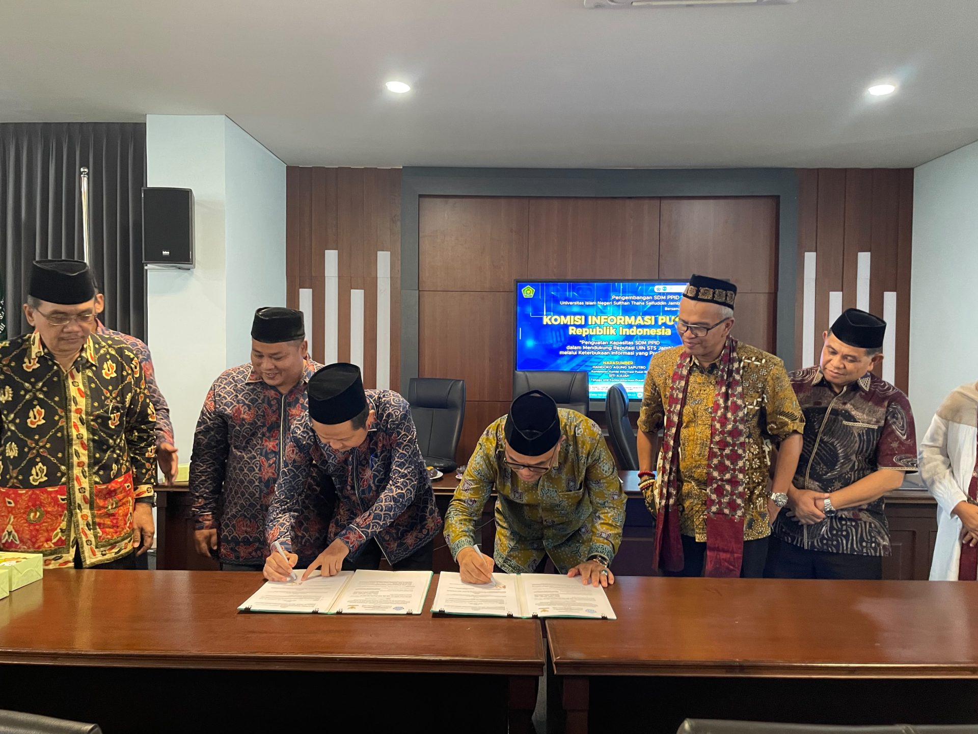 UIN STS Jambi dan Komisi Informasi Provinsi Jambi Teken MoU Penguatan Keterbukaan Informasi Publik