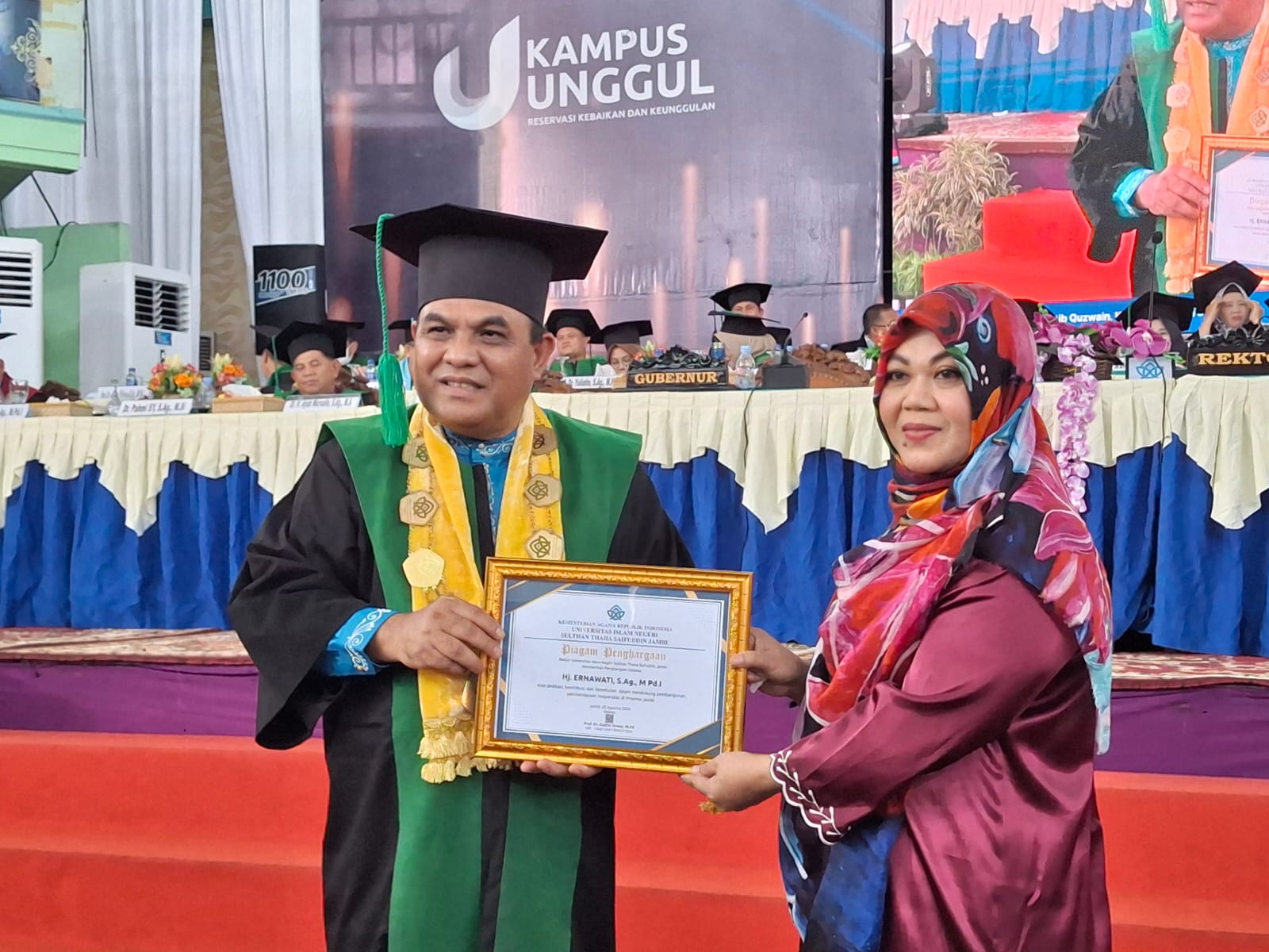 UIN STS Jambi Beri Penghargaan Perempuan Peduli Jambi kepada Hj. Ernawati