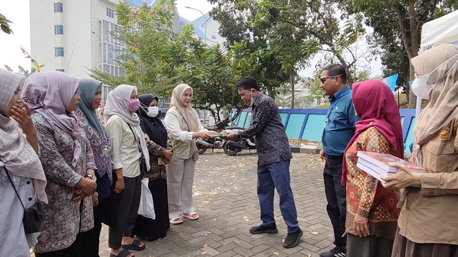 Wakaf Al-Qur’an Dibagikan kepada Pengunjung Bazar Charity PBAK UIN STS Jambi