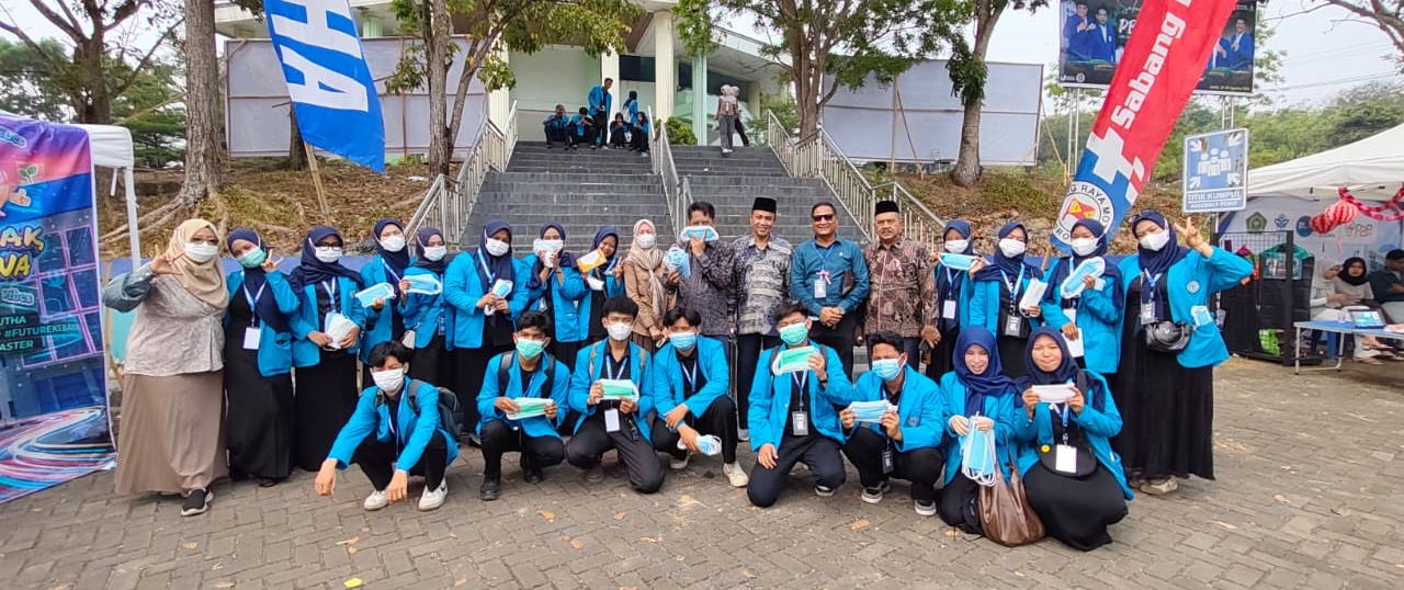 UIN STS Jambi Bagikan Masker dan Barang Preloved di Tengah Kabut Asap