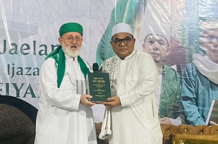 Haul Syekh Abdul Qadir Al-Jailani, Rektor UIN STS Jambi Terima Buku dari Syekh Muhammad Fadil Al-Jilani