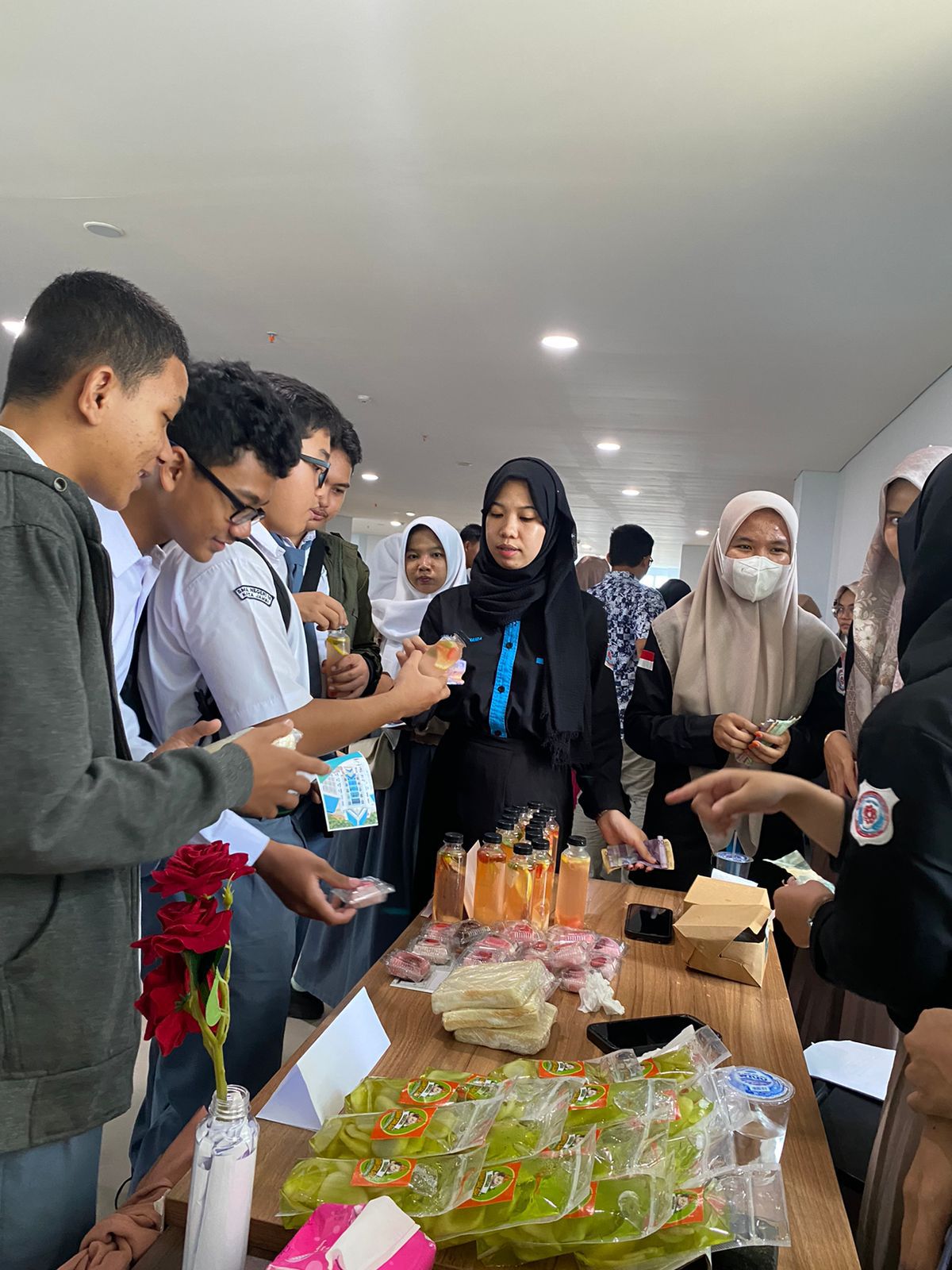 Mahasiswa Kimia Fakultas Sains dan Teknologi Meriahkan Expo Saintek