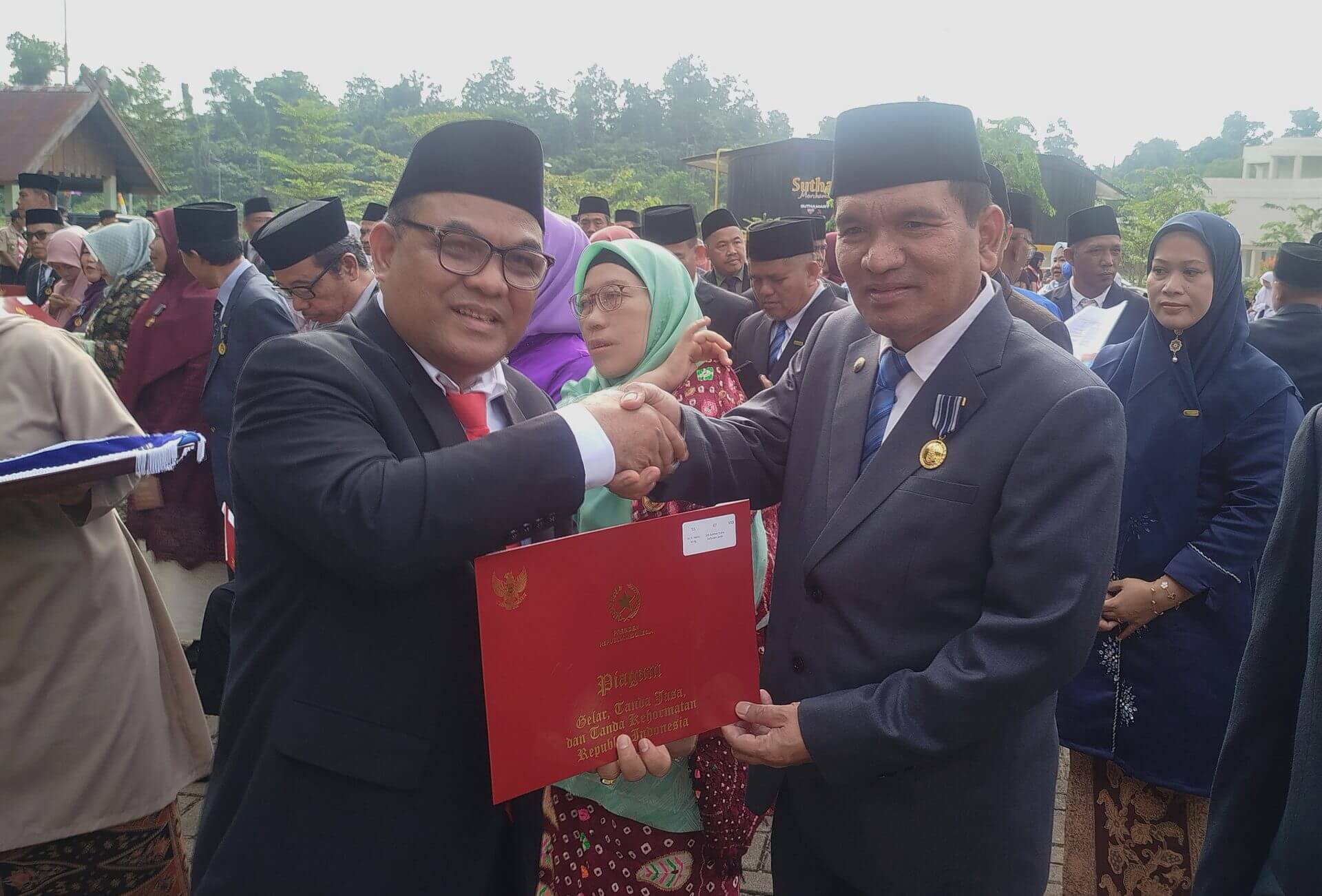 Rektor UIN STS Jambi Serahkan 87 Penghargaan Satyalancana Karya Satya