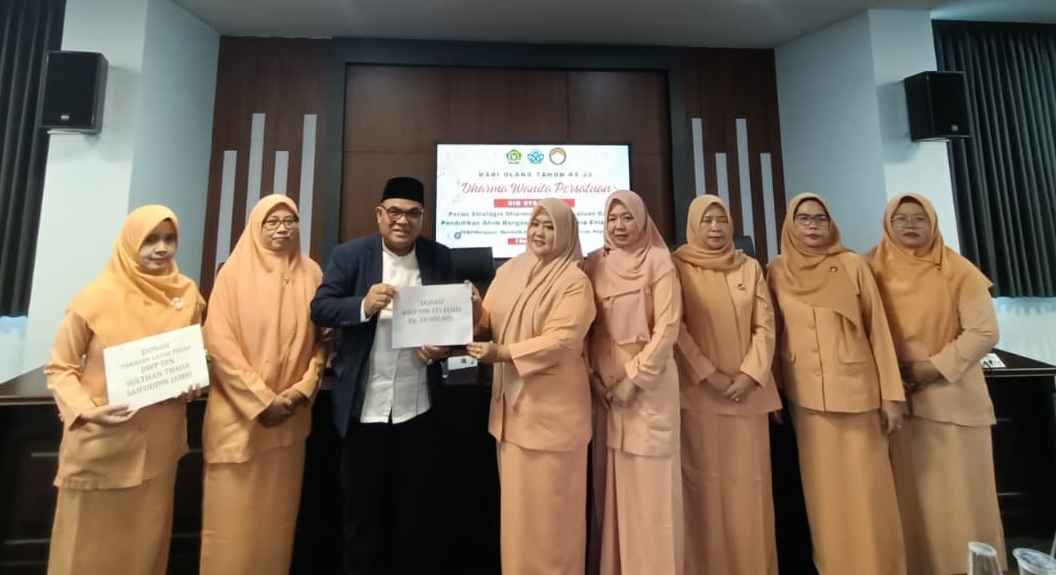 Peringati HUT ke-26, DWP UIN STS Jambi Salurkan Bantuan untuk Korban Bencana