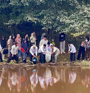 UIN STS Jambi Tebar 500 Bibit Ikan Gurami, Dorong Ketahanan Pangan dan Ekonomi Kampus